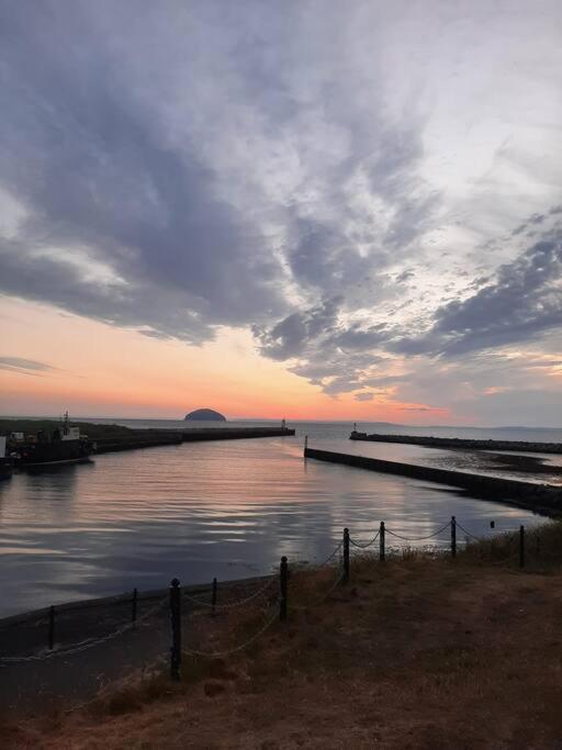 Stunning Riverside Town House With Views Ayrshire 格文 外观 照片
