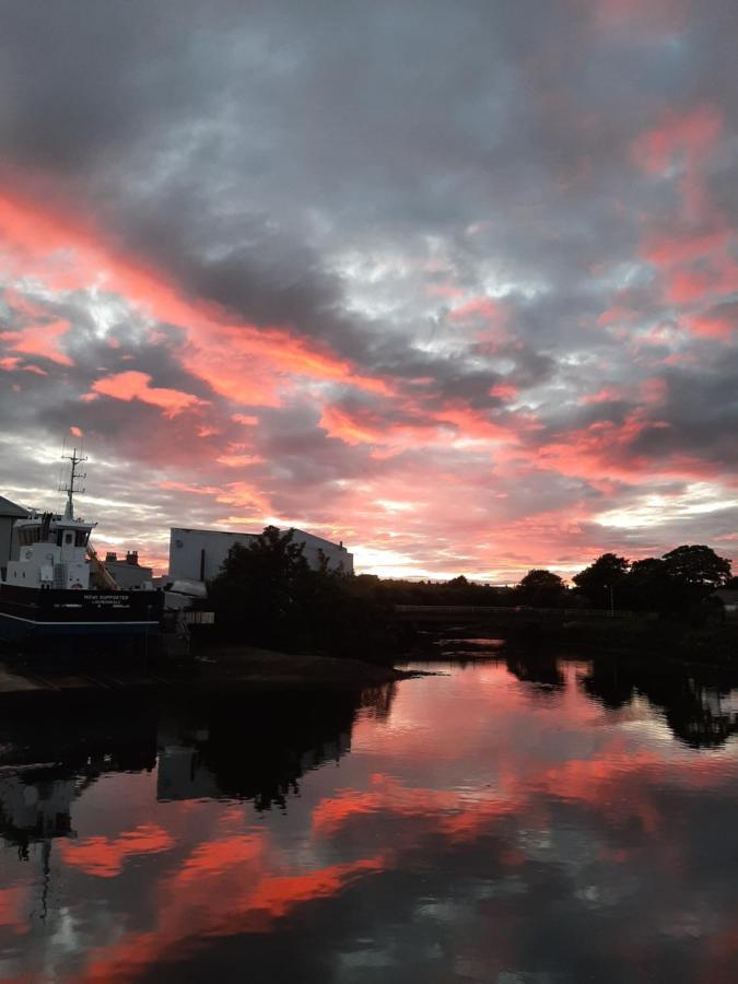 Stunning Riverside Town House With Views Ayrshire 格文 外观 照片