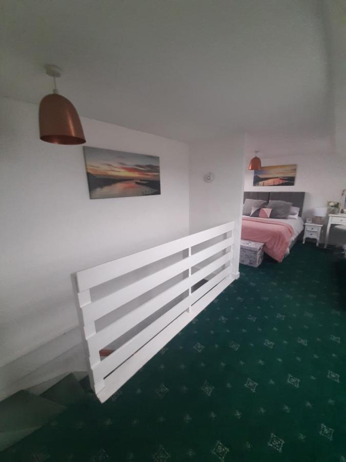Stunning Riverside Town House With Views Ayrshire 格文 外观 照片